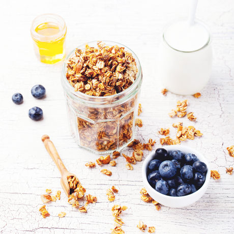 Homemade granola with cinnamon & honey