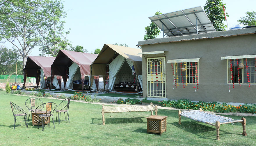 Relaxing farmhouse accommodation surrounded by nature in Noida