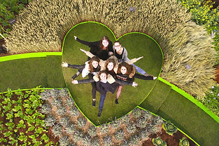 studio photo event l'Œil du Plafond SIA Odyssée Végétale, décor végétale et groupe au centre d'un coeur