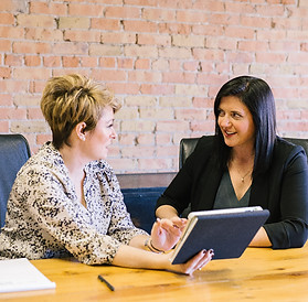 frauen schreibtisch.jpg