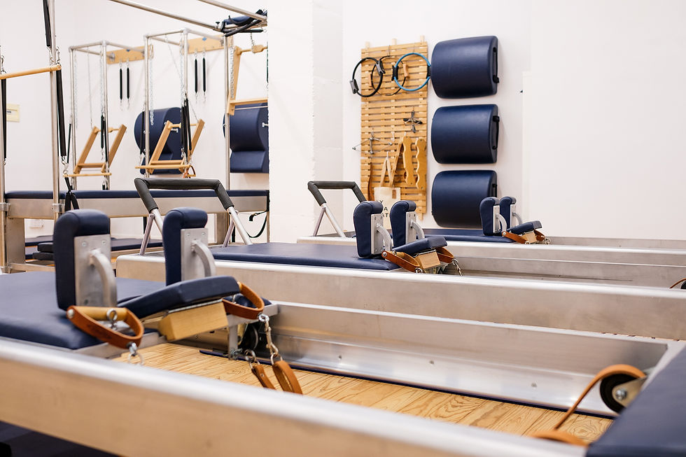 Interior del estudio Enlace Pilates con ambiente acogedor