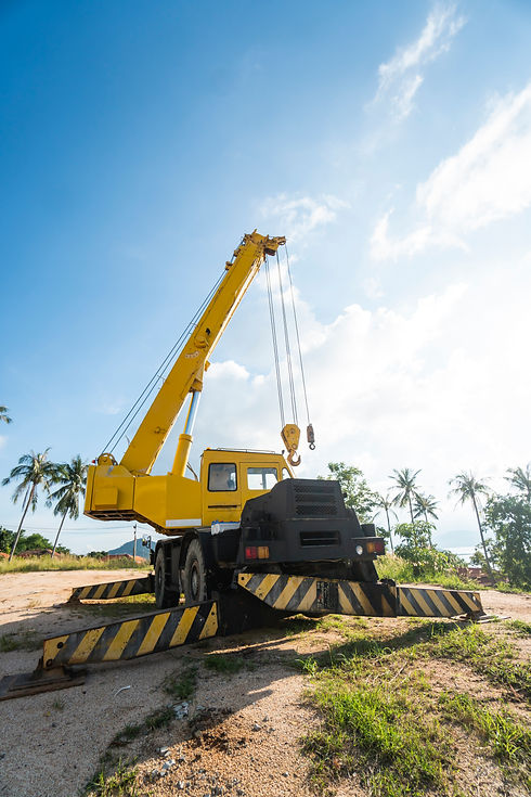 grua-de-automovil-amarilla-con-brazo-telescopico-elevado-al-aire-libre-grua-de-construccio