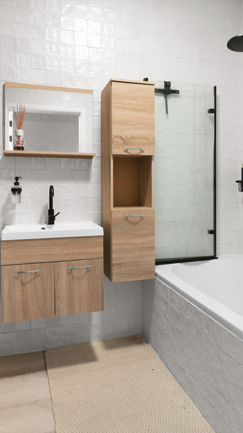 Badkamer met douche en bad