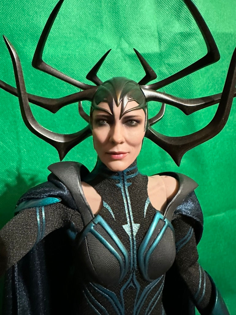 Thumbnail: HOT TOYS Thor Ragnarok Hela 1/6 Action Figure EX ESPOSTO