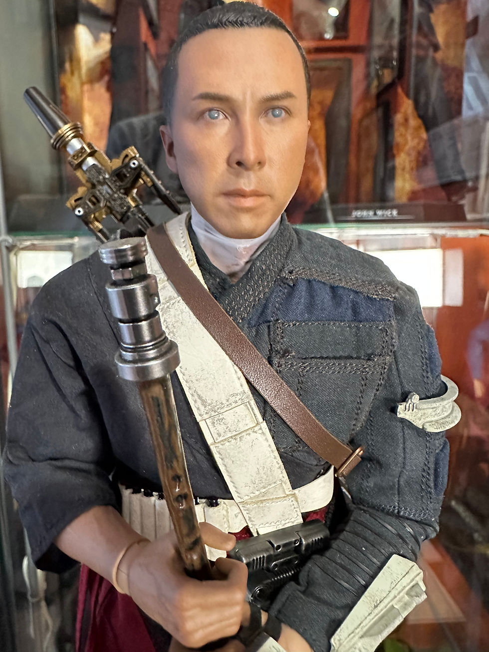 Miniatura: HOT TOYS	Rogue One: A Star Wars Story – Chirrut Îmwe DLX - EX ESPOSTO