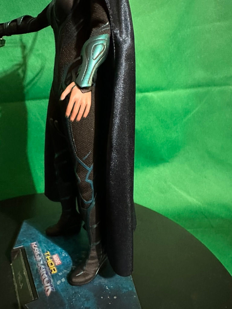 Thumbnail: HOT TOYS Thor Ragnarok Hela 1/6 Action Figure EX ESPOSTO