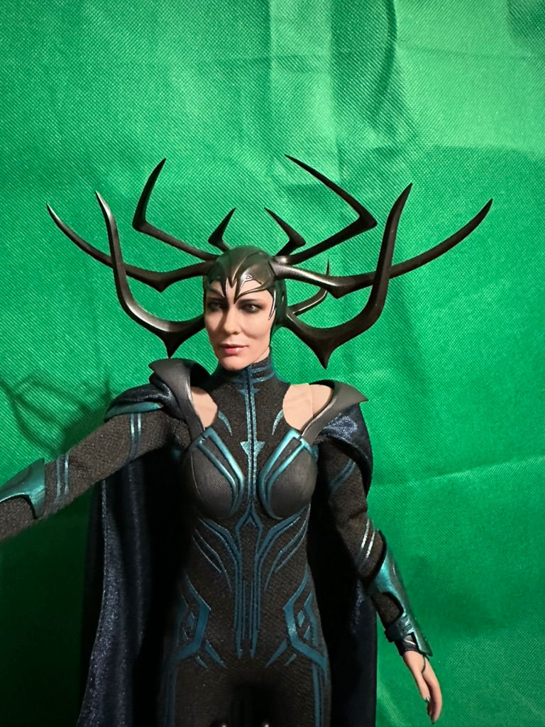 Thumbnail: HOT TOYS Thor Ragnarok Hela 1/6 Action Figure EX ESPOSTO