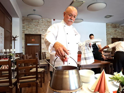 Za stolom pod maskama: okusi Mohača u restoranu Busóudvar