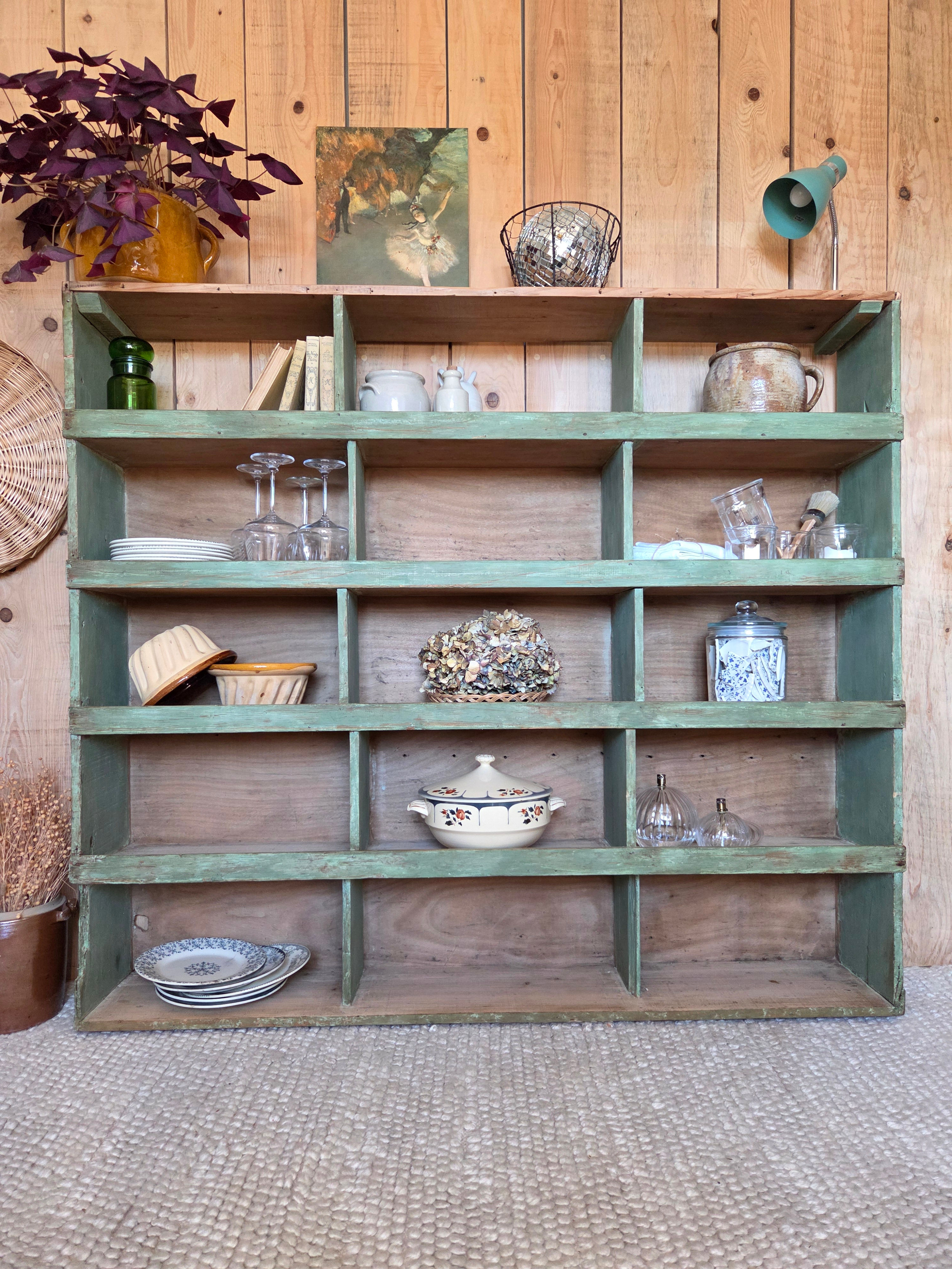 Ancien meuble de métier – patine verte