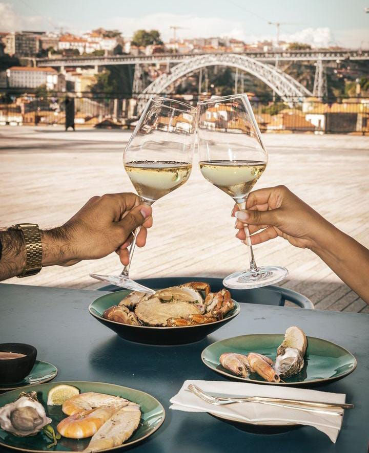 Se delicie com um almoço no Golden Catch enquanto aprecia a vista. Crédito: World of Wine