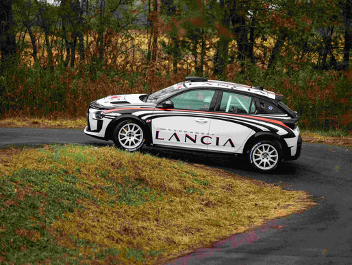 Carlos Tavares conduz o novo Lancia Ypsilon Rally4 HF em Balocco
