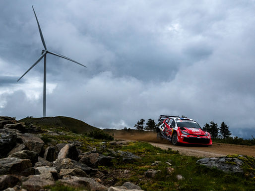 Ogier sobrevive ao caos da lama e entra líder no derradeiro dia do Rally de Portugal