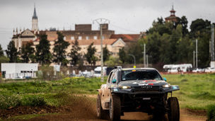 Ferreira volta a brilhar em dia de reação de Schareina: Loeb mantém controlo no Rally-Raid Portugal