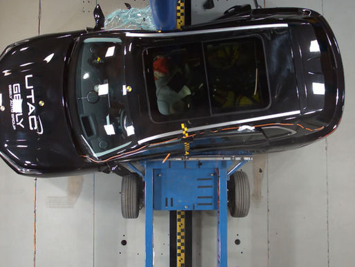 Geely realiza na Europa ensaio inédito de duplo impacto lateral e supera exigências da Euro NCAP