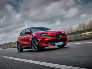 Alfa Romeo Junior Veloce estreia novo motor elétrico de 280 CV
