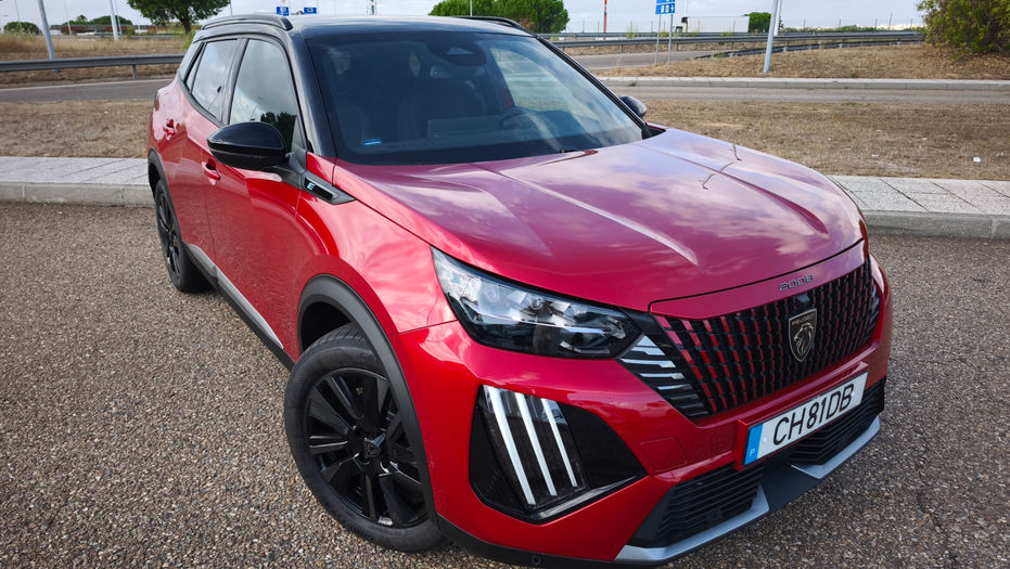 Teste: Peugeot E-2008 GT, será que um dos SUV mais vendidos em Portugal continua competitivo na versão elétrica?