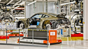 Dois mundos na mesma linha: como a Porsche combina robôs e trabalho artesanal no 911 GT3 Bergsport