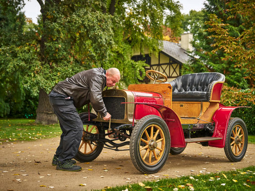Antes de rodar, era preciso dominar a máquina: como se conduzia o primeiro automóvel da Škoda