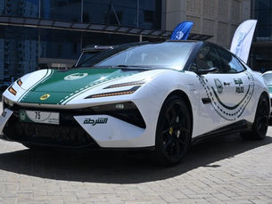 Mais um supercarro - Polícia do Dubai apresenta Lotus Emeya-S totalmente elétrico