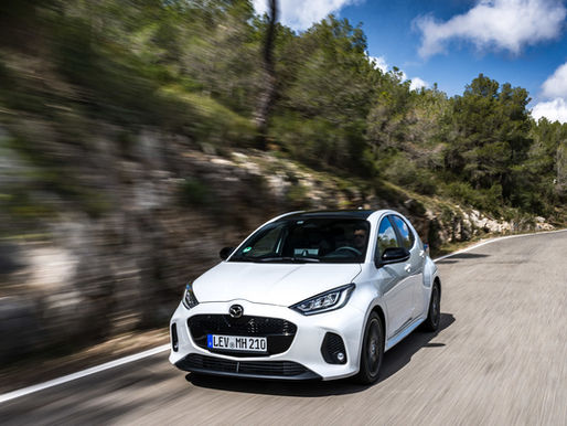 Mazda2 Hybrid 2026 chega com mais equipamento e reforço na segurança