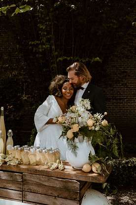 Trouwfotograaf Corry bruidspaar limoncello bedankjes