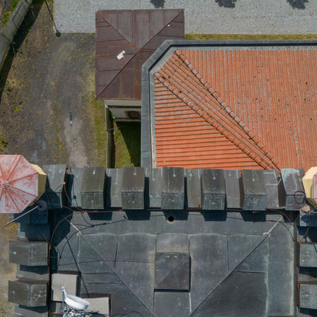 foceni dronem, foceni nemovitosti dronem, foceni strechy dronem, inspekce strechy zamku dronem, inspekce strechy dronem, svet z dronu