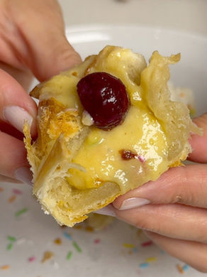 Pastel de Nata zaten özel. Ama dondurmayla birleşince bir tatlı şölenine dönüşüyor. Sıcak ve soğuk zıtlığı, Fransız stili bir final gibi. Bu tarif, minimal malzemeyle dramatik bir etki yaratıyor. 🍮🍨✨