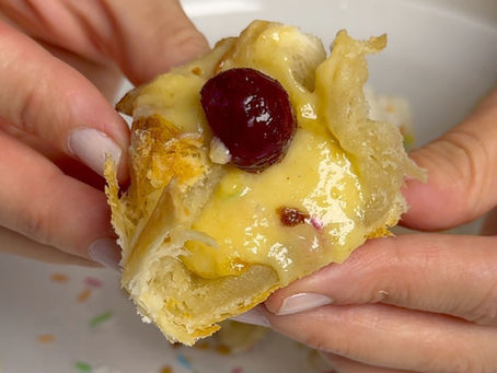 Pastel de Nata zaten özel. Ama dondurmayla birleşince bir tatlı şölenine dönüşüyor. Sıcak ve soğuk zıtlığı, Fransız stili bir final gibi. Bu tarif, minimal malzemeyle dramatik bir etki yaratıyor. 🍮🍨✨