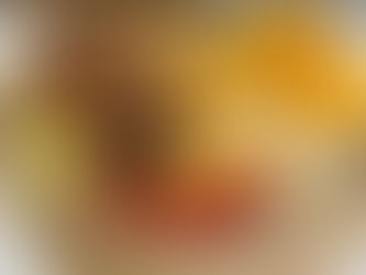 Klasik Türk mutfağının vazgeçilmezlerini tek bir kasede topladık. Bulgur pilavı, humus, kuru cacık ve çöp şişin uyumu; üzerine soğan kıtırı ve pul biberle final. Hem sağlıklı hem şık bir öğün. 🥙✨