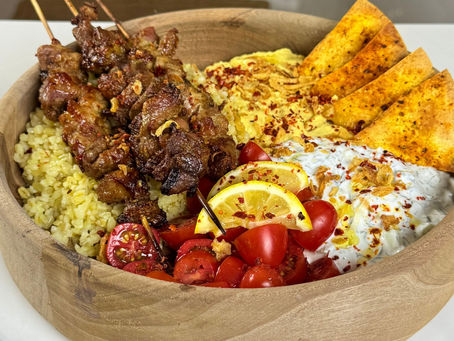 Klasik Türk mutfağının vazgeçilmezlerini tek bir kasede topladık. Bulgur pilavı, humus, kuru cacık ve çöp şişin uyumu; üzerine soğan kıtırı ve pul biberle final. Hem sağlıklı hem şık bir öğün. 🥙✨