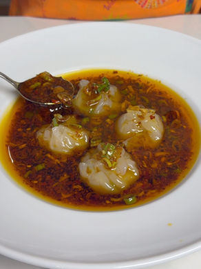 Yumuşak ama içi dolu dolu bir pirinç kâğıdı mantısı. Karides, zencefil ve sarımsak uyumu + chili sos patlaması. 🥟🌶️✨