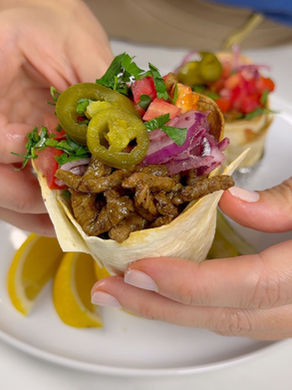 Klasik tantuniye modern bir dokunuş: çıtır lavaş kaselerinde, sumaklı soğan ve taze garnitürlerle. Hem göze hem damağa hitap eden, pratik ama şık bir tabak. 🌮🥩🌿