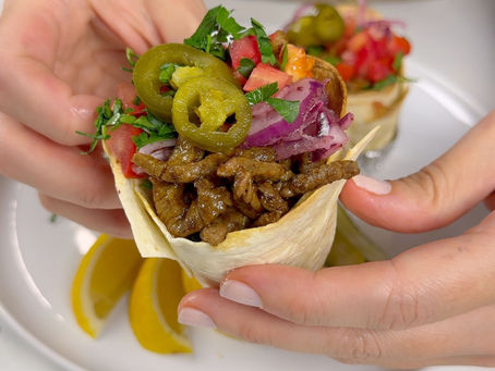 Klasik tantuniye modern bir dokunuş: çıtır lavaş kaselerinde, sumaklı soğan ve taze garnitürlerle. Hem göze hem damağa hitap eden, pratik ama şık bir tabak. 🌮🥩🌿