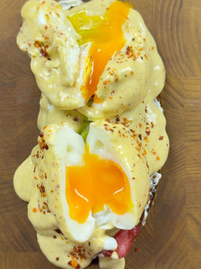 Altı çıtır brioche, üstü poşe yumurta, arada tütsülü dana bacon. Üstünde parlak, limonlu Hollandez sosuyla rafine bir sabah klasiği: Dana Bacon’lı Eggs Benedict. 🥓🍋