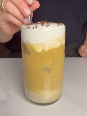 Muz + kahve + tarçın. Evde banana bread tadında latte. Üstü yoğun soğuk süt köpüğüyle tamamlanıyor. 🍌☕️🧁 İstersen görsel veya video senaryosuyla da destekleyebilirim!