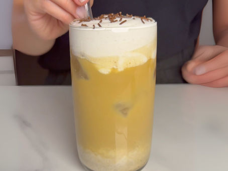 Muz + kahve + tarçın. Evde banana bread tadında latte. Üstü yoğun soğuk süt köpüğüyle tamamlanıyor. 🍌☕️🧁 İstersen görsel veya video senaryosuyla da destekleyebilirim!