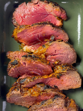 Dana bonfile, füme aromalı marinasyonla pişti; üzerine lime’lı mango salsa geldi. Etin zarafetiyle meyvenin neşesi aynı tabakta. 🥭🥩