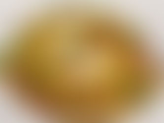 Kuru domates, kavurma ve taze fesleğen arpa şehriyede buluşuyor. Yanına gelen limonlu labneyle sade ama karakterli bir tabak. 🍋🥩