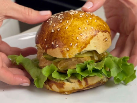 Sütlü ekmek, ballı fıstık glaze ve erimiş cheddar kat kat. Tatlı-tuzlu kontrastı sevenlere tam bir el yapımı burger keyfi. 🍔🥜