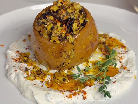 Ayva dolması ama klasik değil: altı yoğurt kremalı, üstü isotlu cevizli. Tatlı, ekşi, baharatlı ve bol karakterli bir tabak. 🍐🌶🧄🍯