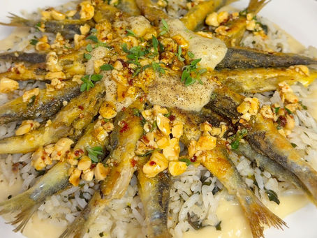 Sardalya, karamelize soğan püresi ve limonlu pilav topları bir arada. Yerel malzemelerle modern ve rafine bir balık sunumu. 🐟🍋