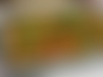 Bu tabakta klasik Türk sofralarının ruhu, modern dokunuşlarla buluşuyor. Tereyağlı ekmek, sarımsaklı yoğurt, kıymalı harç ve fesleğenli yeşil yağ... Basit ama karakterli bir tabak. 🍖🌿🥛