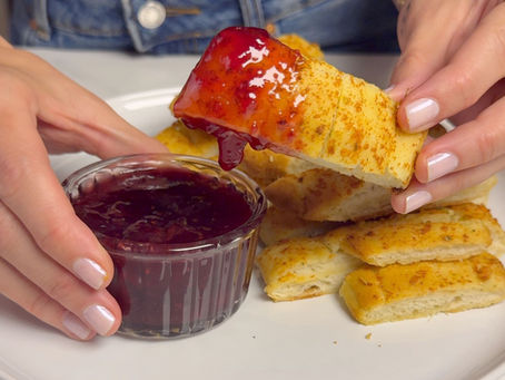 Dışı çıtır, içi yumuşacık sarımsaklı ekmek; çilek reçeline batırılarak sunuldu. Hem klasik hem ters köşe bir tatlı-tuzlu eşleşme! 🍞🧄🍓