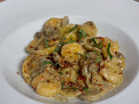 Karamelize soğan ve ceviz dolgulu cappelletti, sarımsaklı mantar ve karides sosuyla tamamlandı. Tatlı, tuzlu, umami dengesiyle her lokması küçük bir hikâye anlatıyor. 🥟🍄🦐