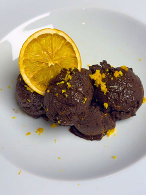 Yoğun kakao, olgun avokado ve portakal aroması bir araya geldi. Bu dondurma, klasik değil ama çok daha tatmin edici. 🍫🍊🥄