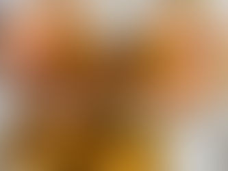 Kahvaltıdan tatlıya uzanan bir tarif: Susama bulanmış, içi çikolata sürprizli mini pişiler. Maya, yoğurt ve kabartma tozu üçlüsüyle pamuk gibi kabarırken, içindeki çikolata her ısırıkta akıyor.