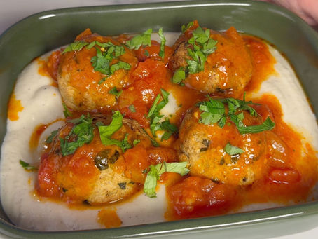 🍗 Fırın Tavuk Köfte & Kremalı Karnabahar Püresi – Marinara Sos ile