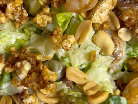 Karides, lahana ve taze sos bir arada. Glutensiz, hızlı ve katmanlı bir yaz salatası. 🥬🦐✨