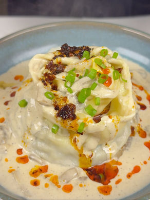 Ev yapımı taze makarna hamurundan börek formunda yeni bir yorum: içi kıymalı soğanlı, üstü kremalı mantarlı. “Bir tarafı anne mutfağı, diğer tarafı trattoria.” 🍄🇮🇹✨