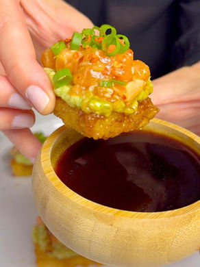 Çıtır pirinç üstü lime’lı avokado + susamlı somon tartar. Taze, dengeli ve her lokması estetik 🍣🥑✨